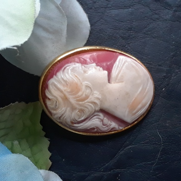 Vtg. Cameo Brooch in Goldtone - Picture 3 of 3